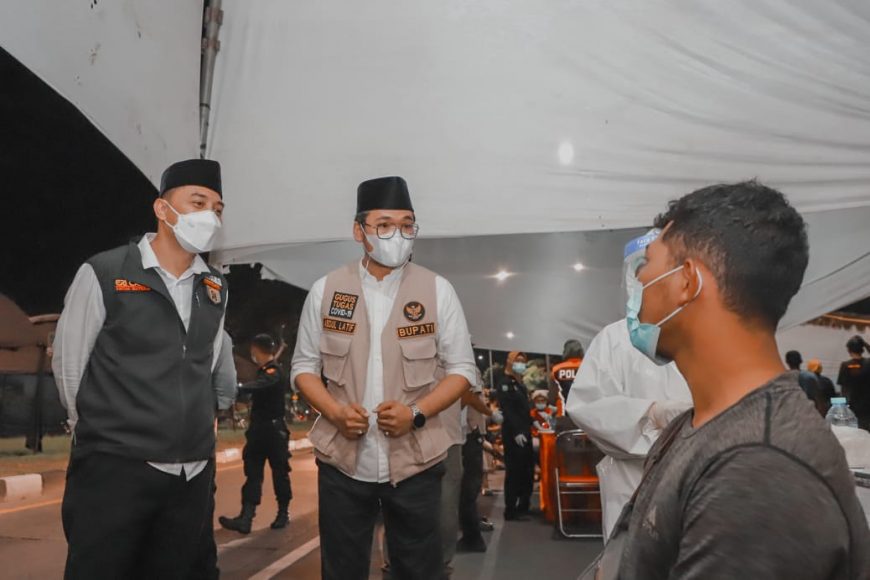 Wali Kota Eri bersama Bupati Bangkalan saat meninjau penyekatan di Suramadu sisi Surabaya/ist