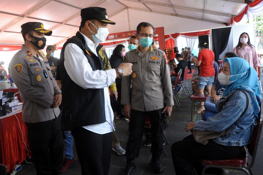 Wali Kota Surabaya Eri Cahyadi saat meninjau pelaksanaan vaksinasi massal yang digelar di Kenpark, Kenjeran, Sabtu (26/6/2021) /Ist