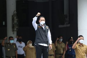 Wali Kota Eri saat memekikkan takbir 3 kali/Dok Humas Pemkot Surabaya