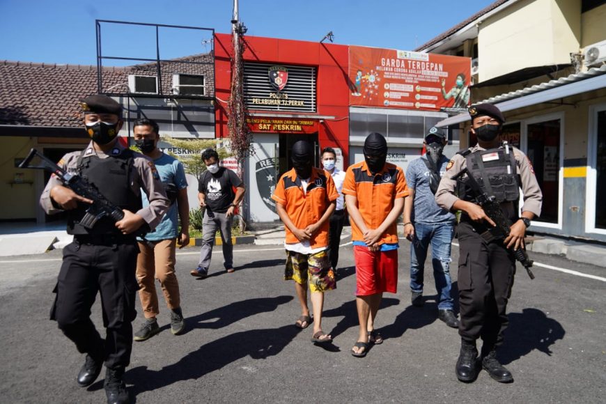 Kedua pelaku saat digelandang di Mapolres Pelabuhan Tanjung Perak /Ist