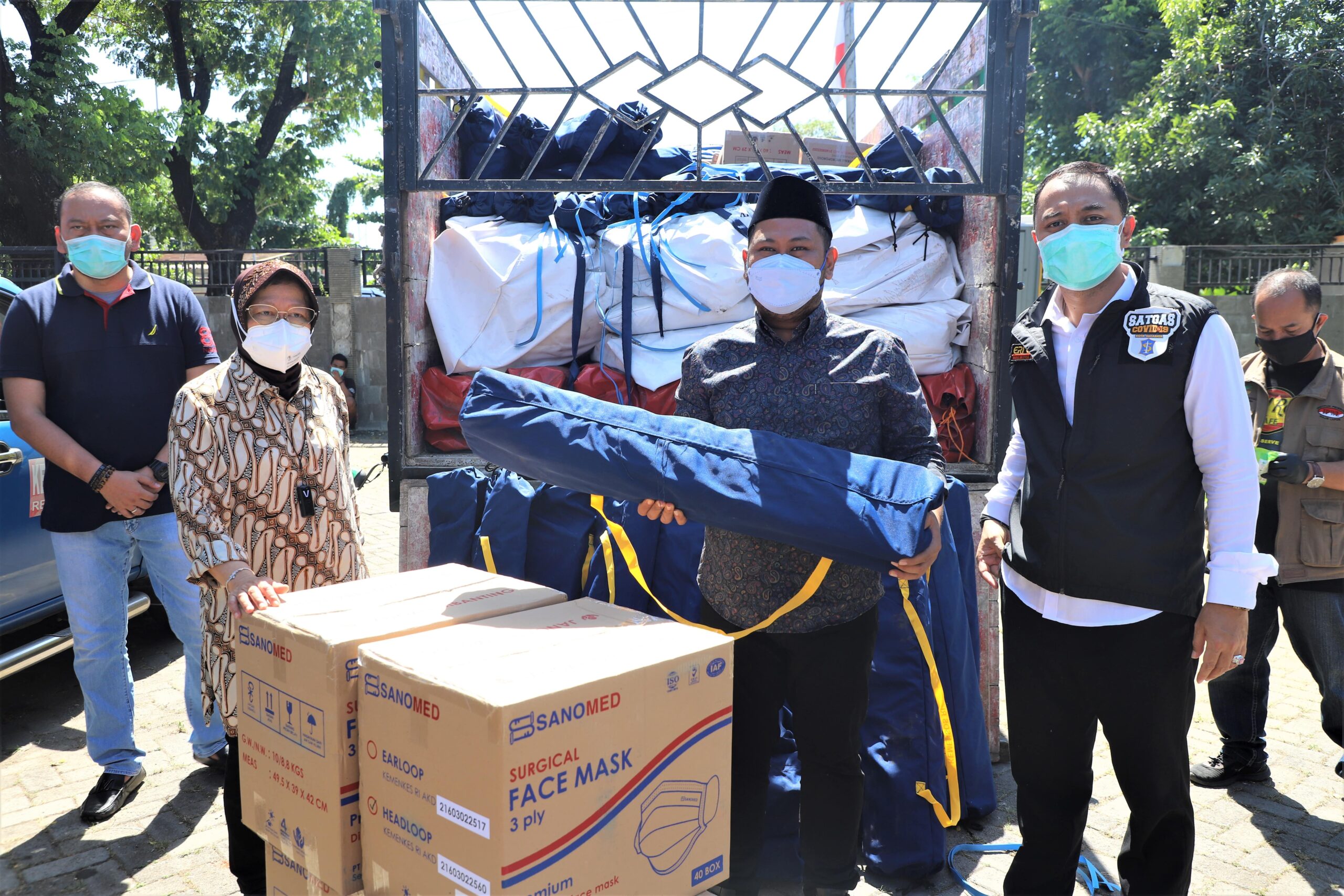 Mensos Risma saat menyerahkan bantuan kepada Wali Kota Surabaya Eri Cahyadi dan Bupati Gresik Fandi Akhmad Yani di halaman Gedung Convention, Arif Rahman Hakim, Surabaya, Senin (5/7/2021) /Ist