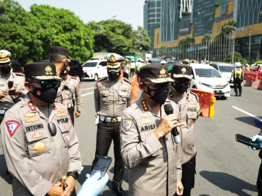 Kabaharkam Polri, Komjen Pol Arief Sulistyanto saat meninjau pos penyekatan di Bundaran Waru Surabaya, Minggu (4/7/2021) /Ist