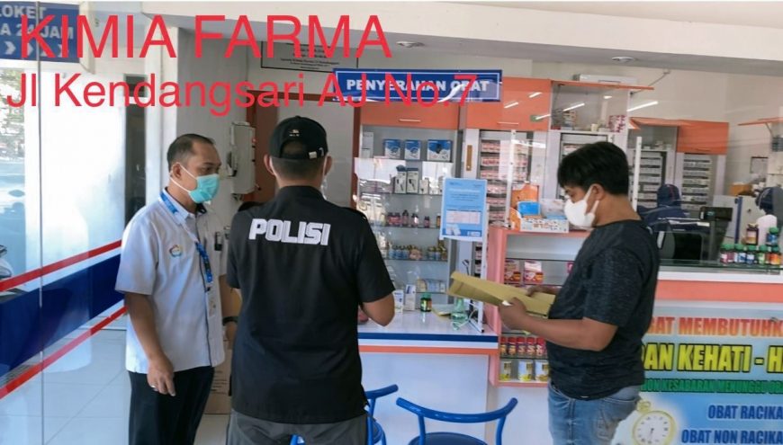 Petugas melakukan pengecekan di salah satu apotek kawasan Jalan Kedangsari, Surabaya /Ist