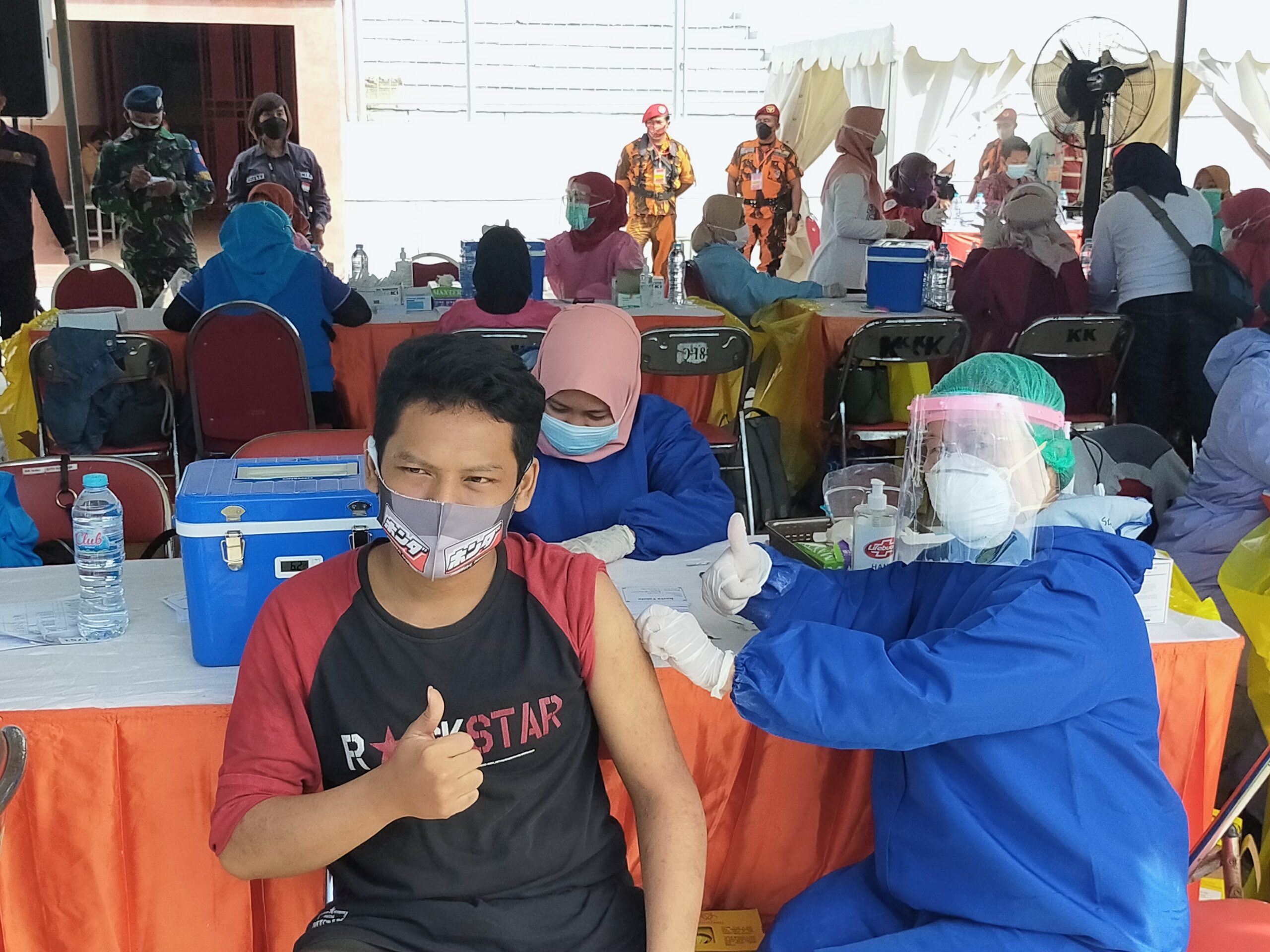 Pelaksanaan hari pertama vaksinasi massal di Gelora 10 Nopember, Selasa (6/7/2021) /Dok. Bicarasurabaya.com