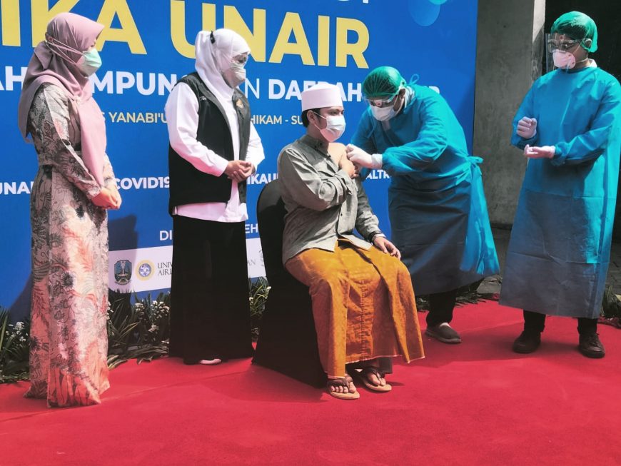 Vaksinasi massal di Pondok Pesantren Yanabi'ul Ulum wal Hikam, Sidosermo Surabaya, Sabtu (17/7/2021) /Ist