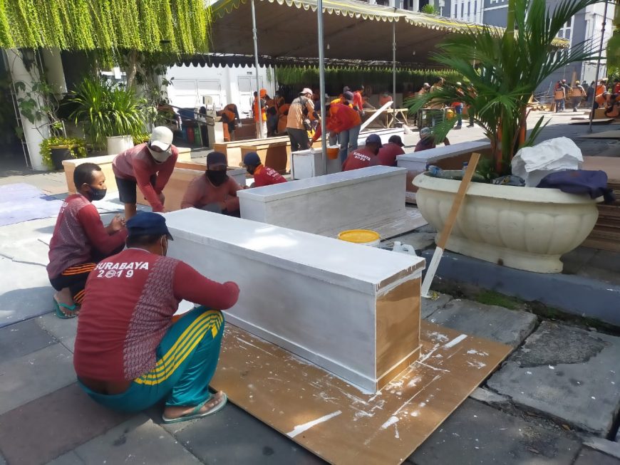 Proses pembuatan peti mati di halaman belakang Balai Kota Surabaya /Foto: Bicara Surabaya