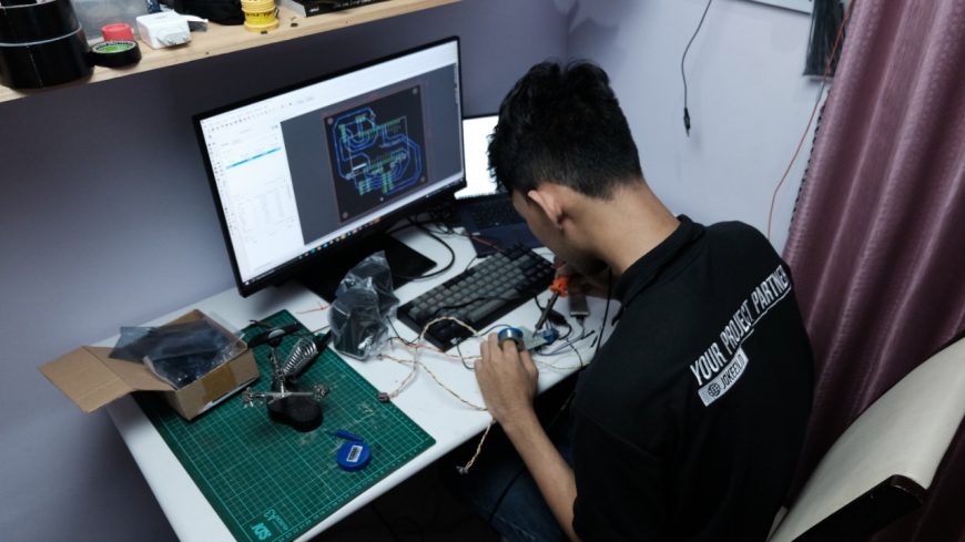 Tim Jokeen.id dari mahasiswa ITS saat mengerjakan proyek. /Ist