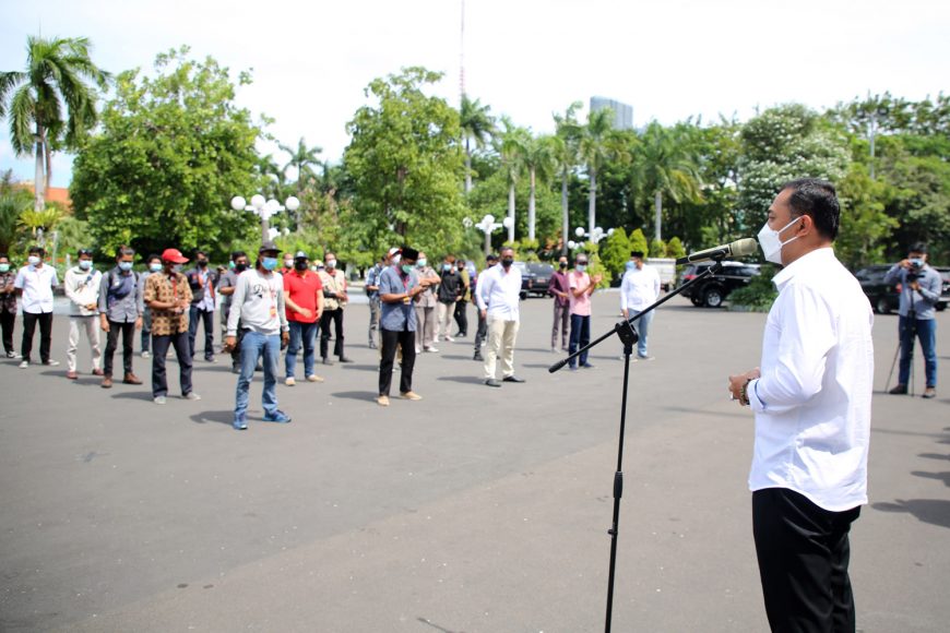 Wali Kota Eri menemui para relawan pengemudi ambulans sebelum diterjunkan/Dok. Humas Pemkot Surabaya