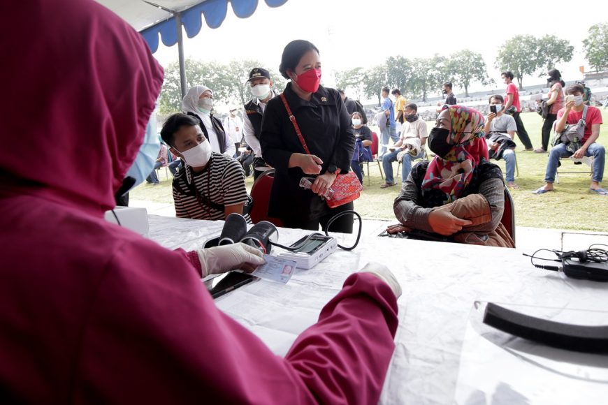 Ketua DPR RI Puan Maharani saat meninjau vaksinasi massal di Tambaksari/Humas Pemkot Surabaya