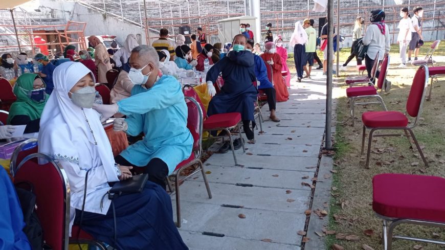 Para pelajar saat divaksin massal di Gelora 10 November/Dok. Humas Pemkot Surabaya