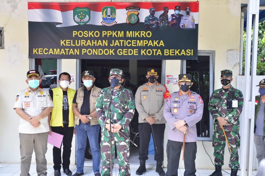 Kapolri Jenderal Polisi Listyo Sigit bersama Panglima TNI Marsekal Hadi Tjahjanto saat meninjau posko PPKM Darurat di Kota Bekasi, Minggu (4/7/2021) /dok. Humas Polri