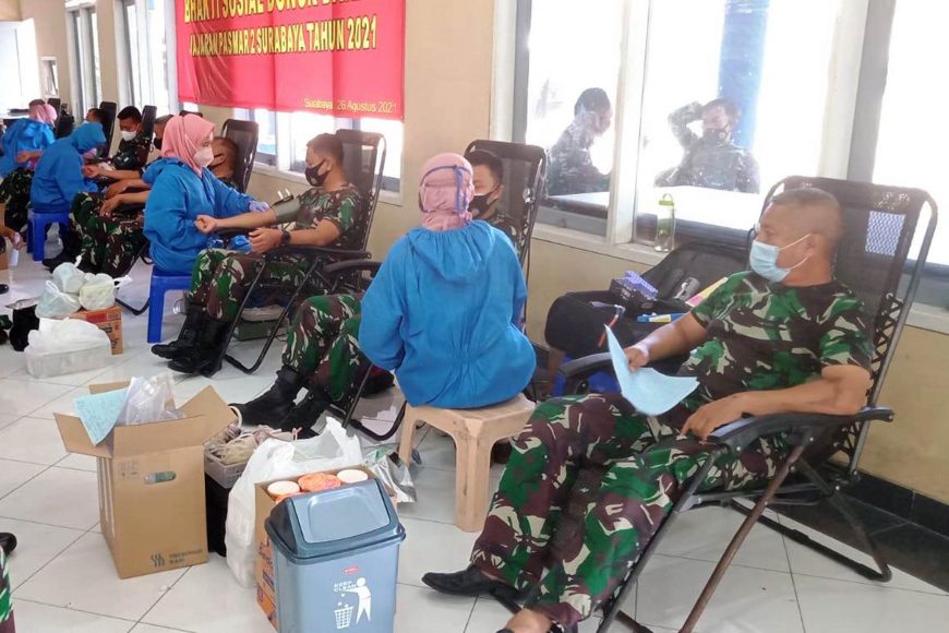 Kegiatan donor darah berlangsung di Bapra Aris Haryanto, Kesatrian Marinir Soepraptono Semarung, Ujung, Surabaya, Kamis (26/08/2021) /dok. Dispen Kormar