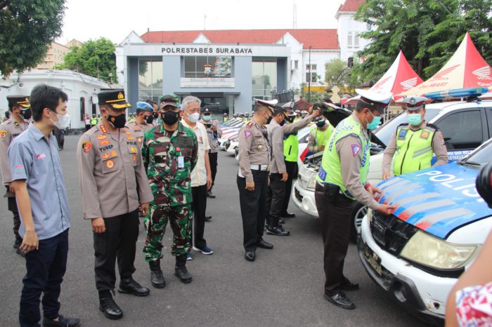 Kapolrestabes Surabaya bersama Danrem 084/Bhaskara Jaya melakukan pengecekan kendaraan.