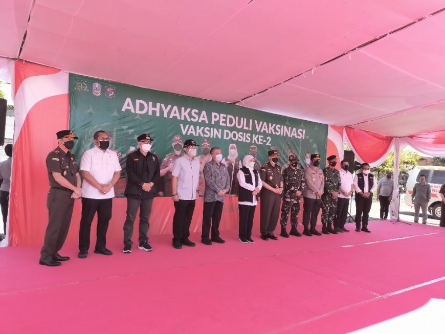 Forkopimda Jatim saat meninjau pelaksanaan vaksinasi massal di Islamic Centre Surabaya, Rabu (11/8/2021) /Foto: Bicara Surabaya