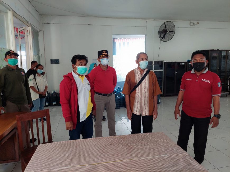 Dua dari kanan: Kakek Ismail (72) saat tiba di UPTD Griya Wreda, Jambangan Surabaya /dok. Humas Pemkot Surabaya