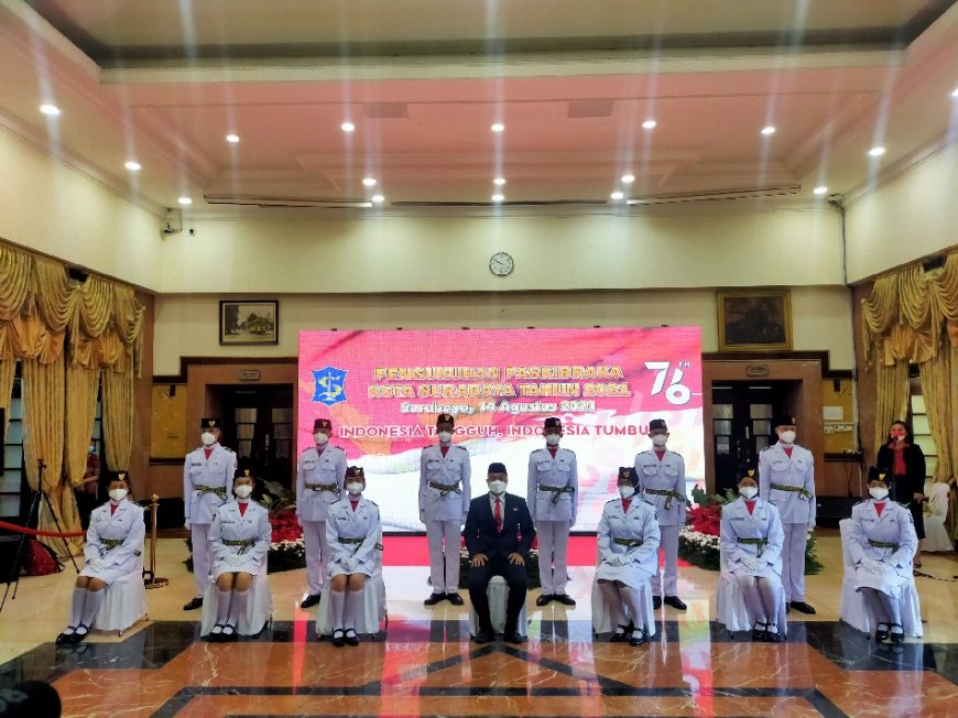 Pengukuhan Paskibra berlangsung di Lobi Lantai 2, Balai Kota Surabaya, Sabtu (14/8/2021) /Foto: Bicara Surabaya