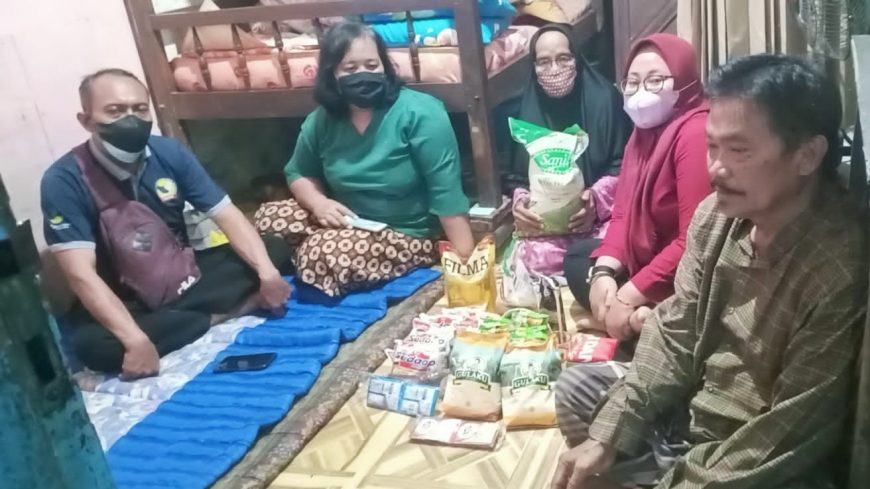 Dinsos beserta jajaran kecamatan, kelurahan dan TKSK saat memberikan bantuan sembako ke rumah Nenek Sumirah, Selasa (24/8/2021).