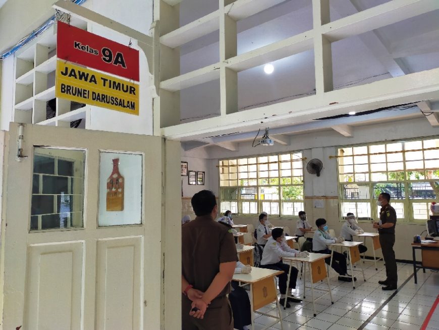 Uji coba pembelajaran melalui metode hybrid di SMPN 1 Surabaya, Jum'at (07/5/2021) /dok. Bicara Surabaya