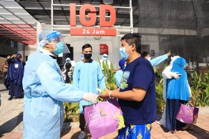 Wali Kota Eri saat berkunjung dan memberikan bingkisan ke warga yang sudah boleh pulang dari RSLT/Dok. Humas Pemkot Surabaya