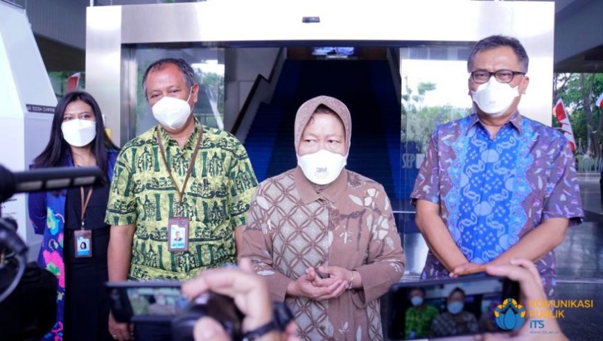 Menteri Sosial Tri Rismaharini didampingi tim perancang kapal dari ITS saat berada di Gedung Rektorat ITS Surabaya /Ist