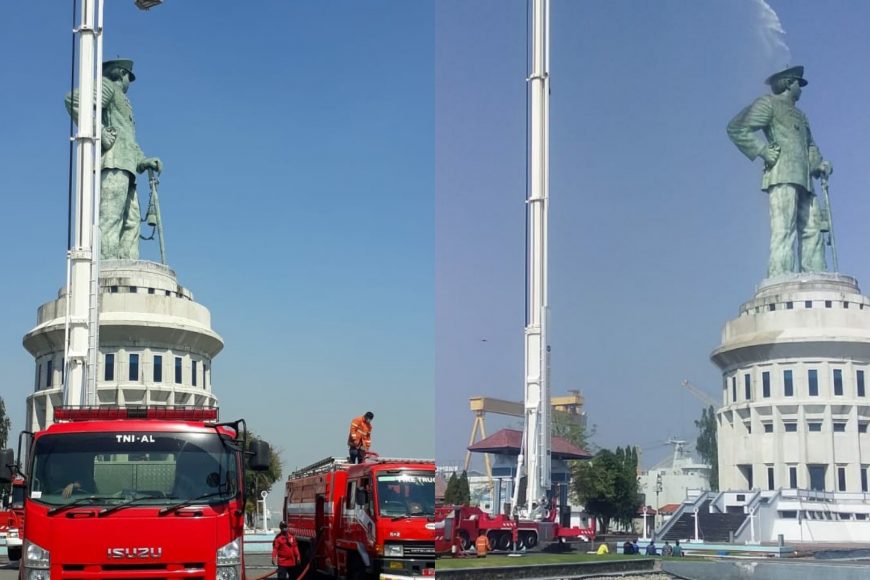 Proses pembersihan Patung Monumen Jalesveva Jayamahe (Monjaya), di Dermaga Madura Markas Komando Armada II, Ujung, Surabaya, Kamis (26/8/2021) /dok. Dispen Koarmada II