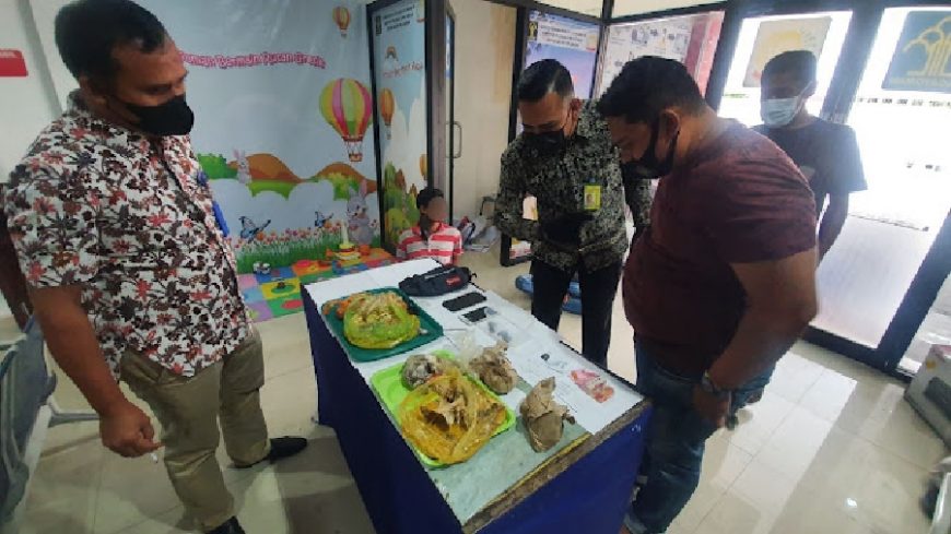 Petugas Rutan melakukan pengecekan makanan yang dibawa oleh seorang pengunjung /Istimewa | Bicara Surabaya