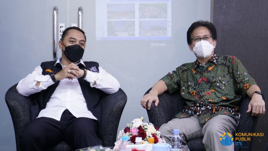 Wali Kota Surabaya Eri Cahyadi (kiri) bersama Rektor ITS Prof Mochamad Ashari saat audiensi di Ruang Bromo, Graha Sepuluh Nopember ITS /Ist