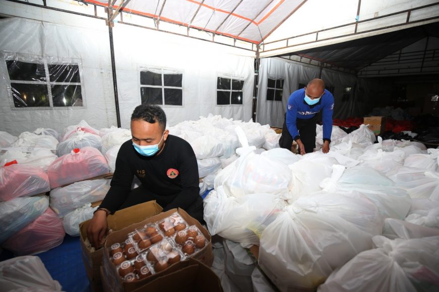 Posko bantuan Surabaya Peduli di halaman Balai Kota Surabaya /Ist