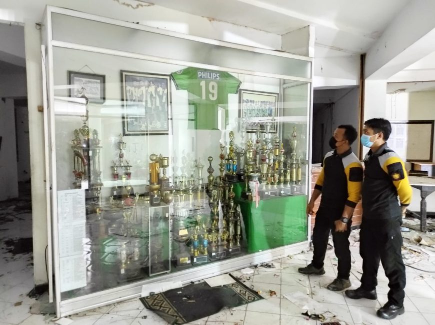 Petugas dari Pemkot Surabaya melakukan penjagaan di Wisma Karanggayam, Kamis (26/8/2021) malam /dok. Humas Pemkot Surabaya