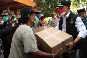Wali Kota Eri bersama semua elemen masyarakat saat menyalurkan bantuan serentak/dok. Humas Pemkot Surabaya