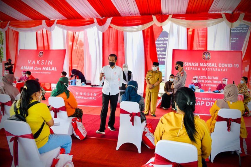 Presiden Jokowi (kemeja putih) saat meninjau pelaksanaan vaksinasi Covid-19 di Kota Blitar, Jawa Timur /dok. Humas Kemensetneg
