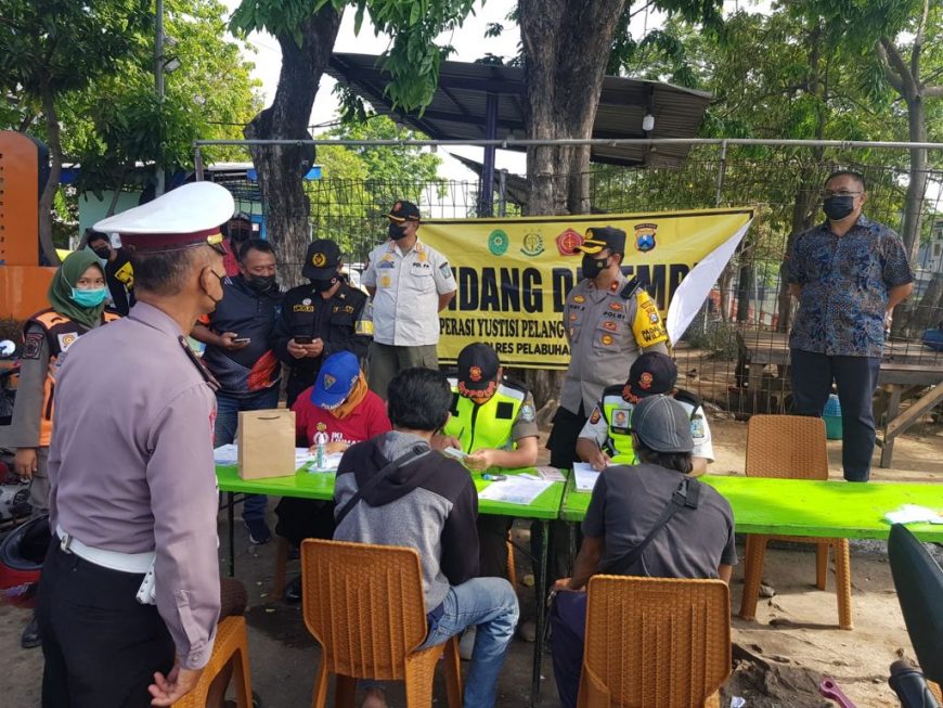 Operasi penertiban masker berlangsung di kawasan Terminal Petekan, Kelurahan Nyamplungan Surabaya /Ist