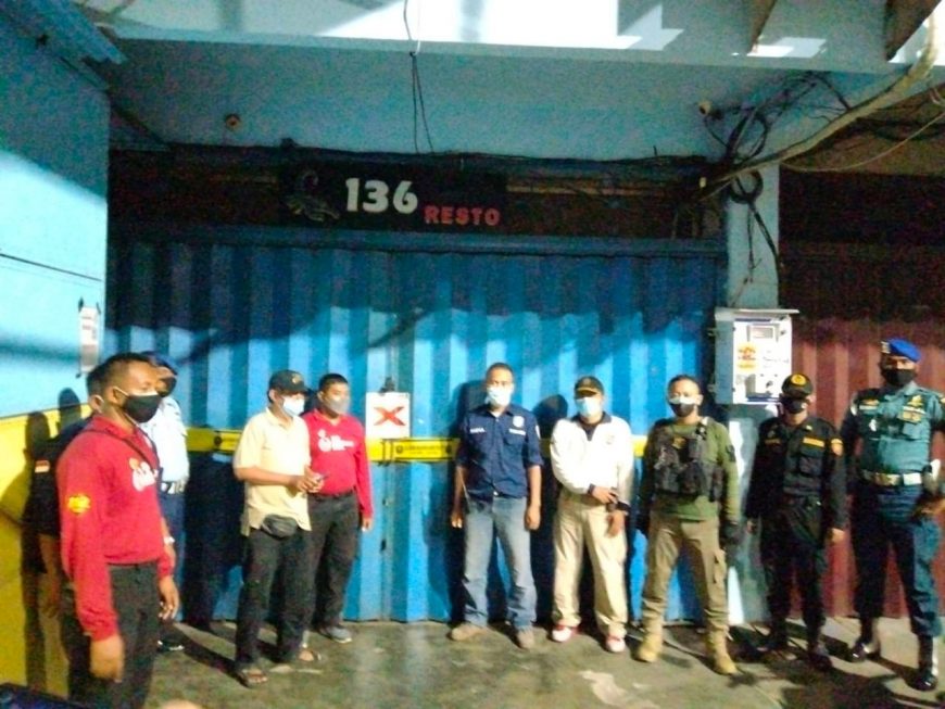 Petugas saat menyegel RHU di kawasan Jalan Kusuma Bangsa /dok. Satpol PP Surabaya