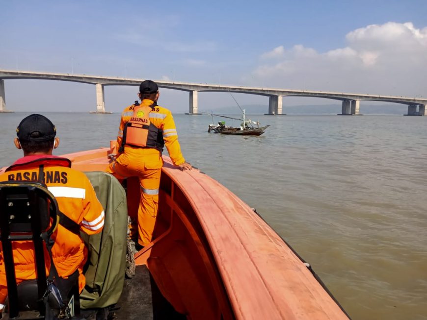 Tim SAR gabungan saat melakukan pencarian pengendara yang hilang sekitar perairan Jembatan Suramadu /Ist