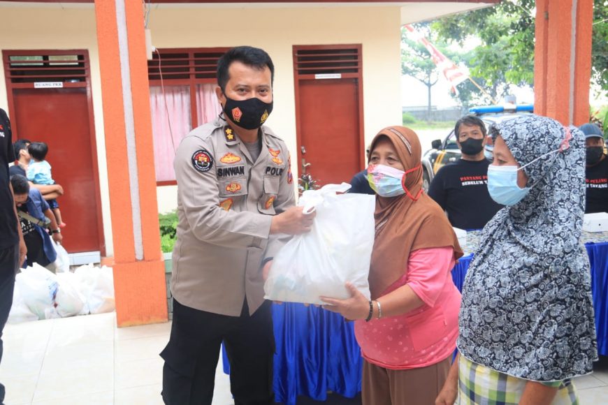 Pembagian sembako di Prigen Pasuruan /Ist