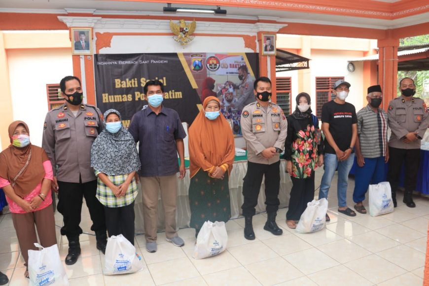 Pembagian sembako di Prigen Pasuruan /Ist