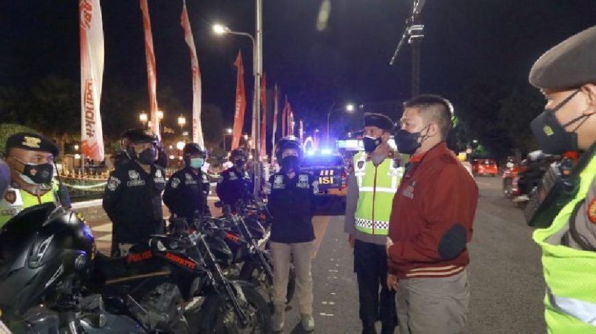 Kapolrestabes Surabaya, Kombes Pol Akhmad Yusep Gunawan (jaket merah) saat memberikan arahan kepada anggotanya /Ist