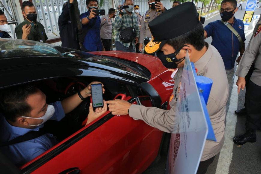 Kapolda Jatim, Irjen Pol Nico Afinta melakukan pengecekan penerapan aplikasi PeduliLindungi di pos penjagaan Mapolda Jatim, Selasa (28/9/2021) /Ist