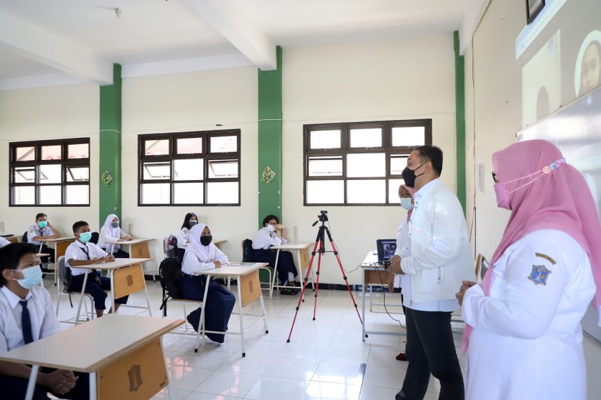 Wali Kota Eri Cahyadi saat meninjau PTM di salah satu SMP Surabaya beberapa pekan lalu /Ist