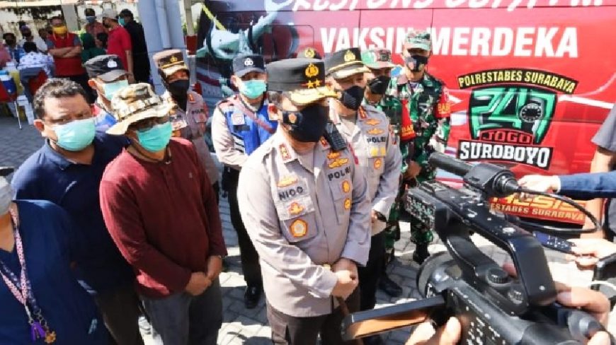 Kapolda Jatim, Irjen Pol Nico Afinta saat meninjau operasional Mobil Respons Cepat Vaksinasi di Kecamatan Tambaksari Surabaya /Ist