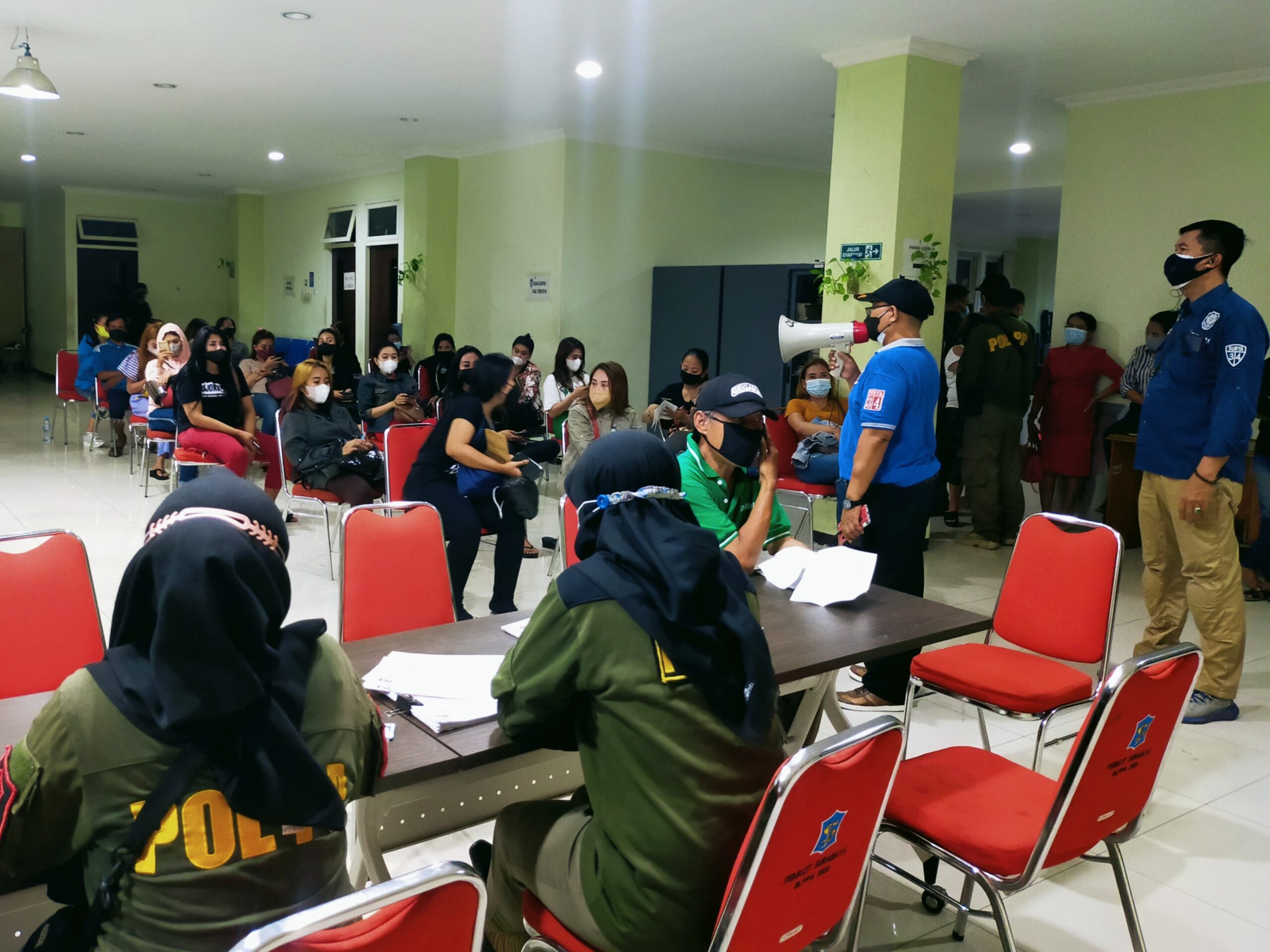 Karyawan beserta pengunjung RHU saat dilakukan pendataan di Kantor Satpol PP Surabaya /Foto: Bicara Surabaya