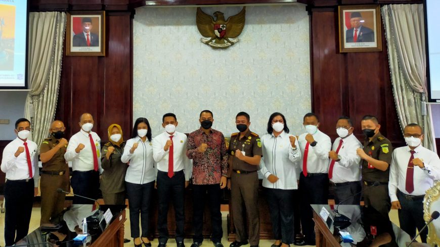 Wali Kota Eri Cahyadi (tengah) bersama jajaran Kejari Surabaya /Foto: Bicara Surabaya