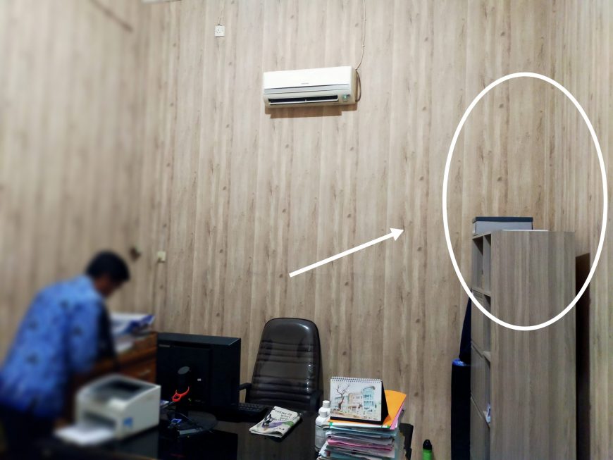Lingkaran: Lokasi duduk sosok perempuan cantik yang dilihat oleh Ken /Bicara Surabaya