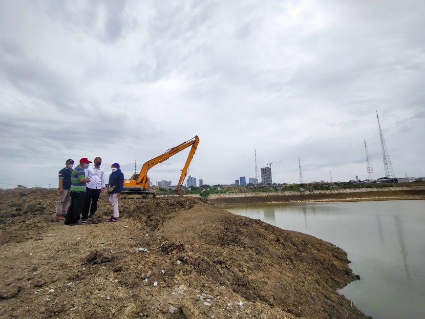 Wali Kota Eri Cahyadi bersama Kepala Dinas PU meninjau proses pembuatan bozem di Tubanan Baru /foto: Bicara Surabaya