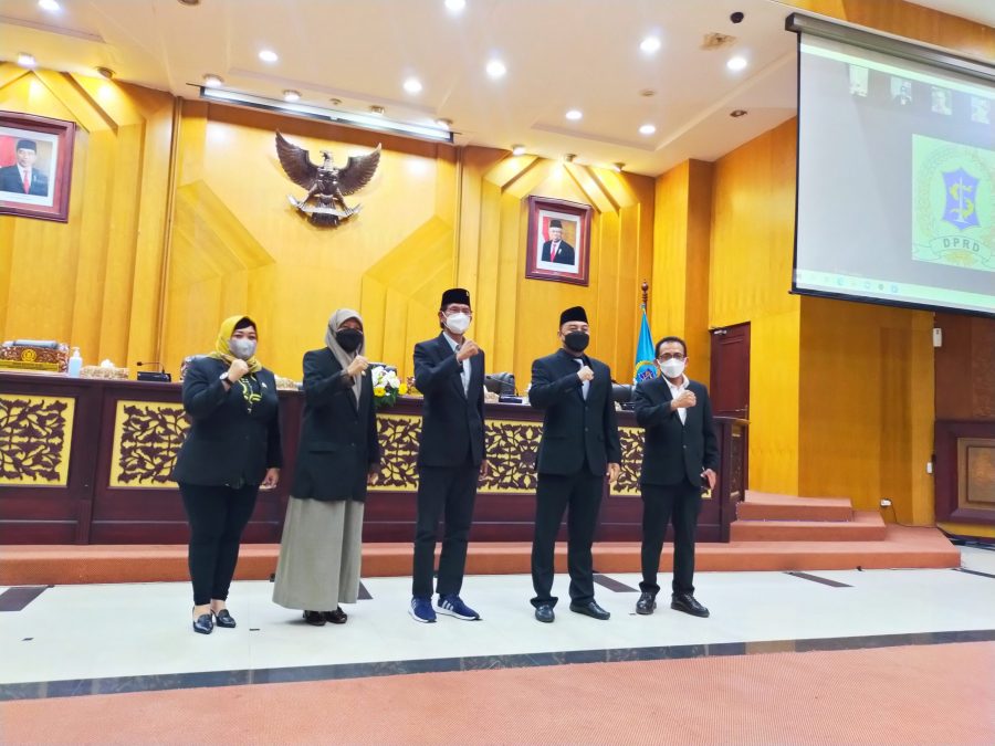 Pimpinan DPRD Surabaya, beserta Wali Kota Eri Cahyadi usai penandatanganan Raperda P-APBD Surabaya 2021 di Gedung DPRD Surabaya, Rabu (29/9/2021) /Foto: Bicara Surabaya