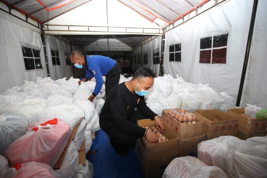 Petugas melakukan packing bantuan di Posko Surabaya Peduli, halaman balai kota /Ist
