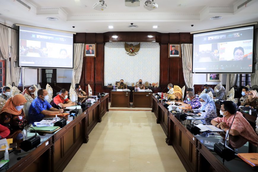 Paparan evaluasi penilaian SAKIB RB tahun 2021 melalui virtual di ruang sidang Wali Kota Surabaya, Kamis (9/9/2021) /Foto: Humas Pemkot Surabaya