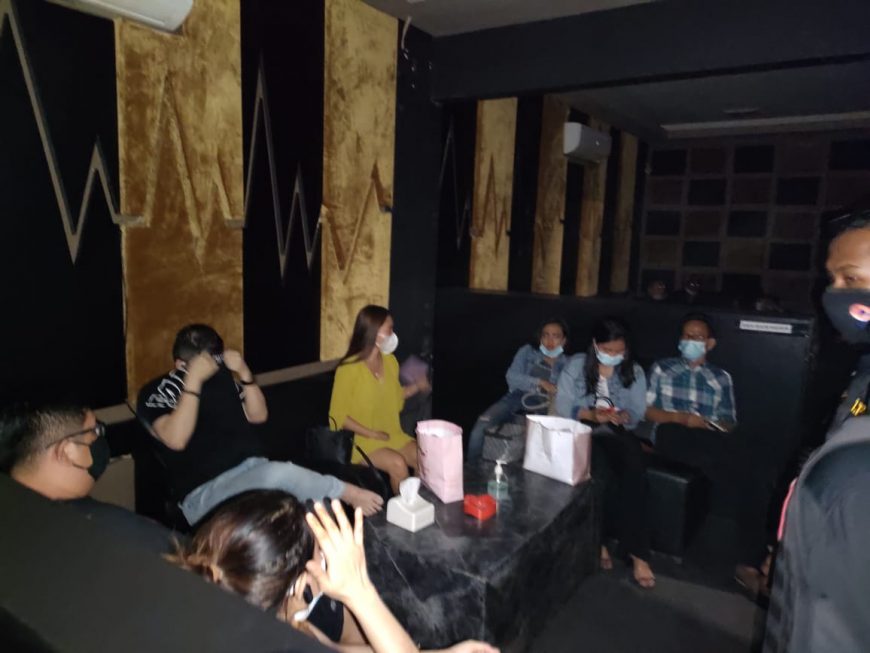 Petugas menemukan beberapa pengunjung yang sedang asyik berbincang di dalam RHU /dok. Satpol PP Surabaya