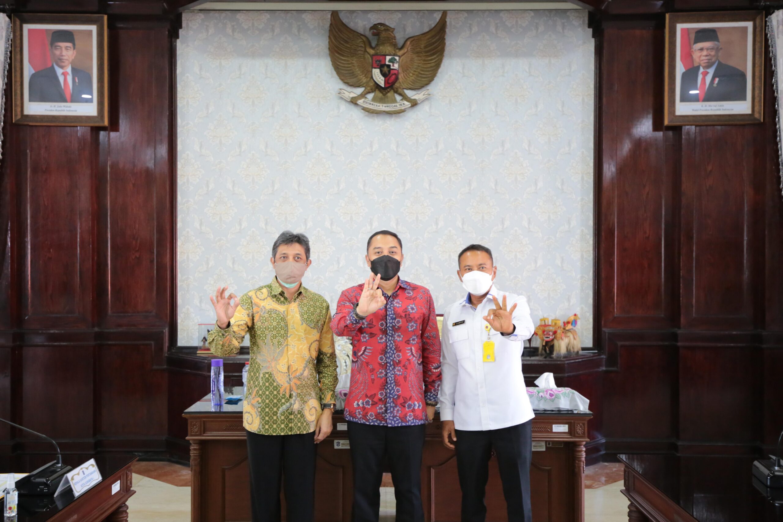 Wali Kota Eri Cahyadi usai menerima sertifikat aset tanah dari Kepala Kantah Surabaya I dan II /Ist