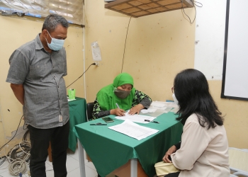 Kadispendik Surabaya, Supomo, saat meninjau PTM dan proses pengembalian biaya seragam di sekolah SMPN 15 Surabaya /Ist